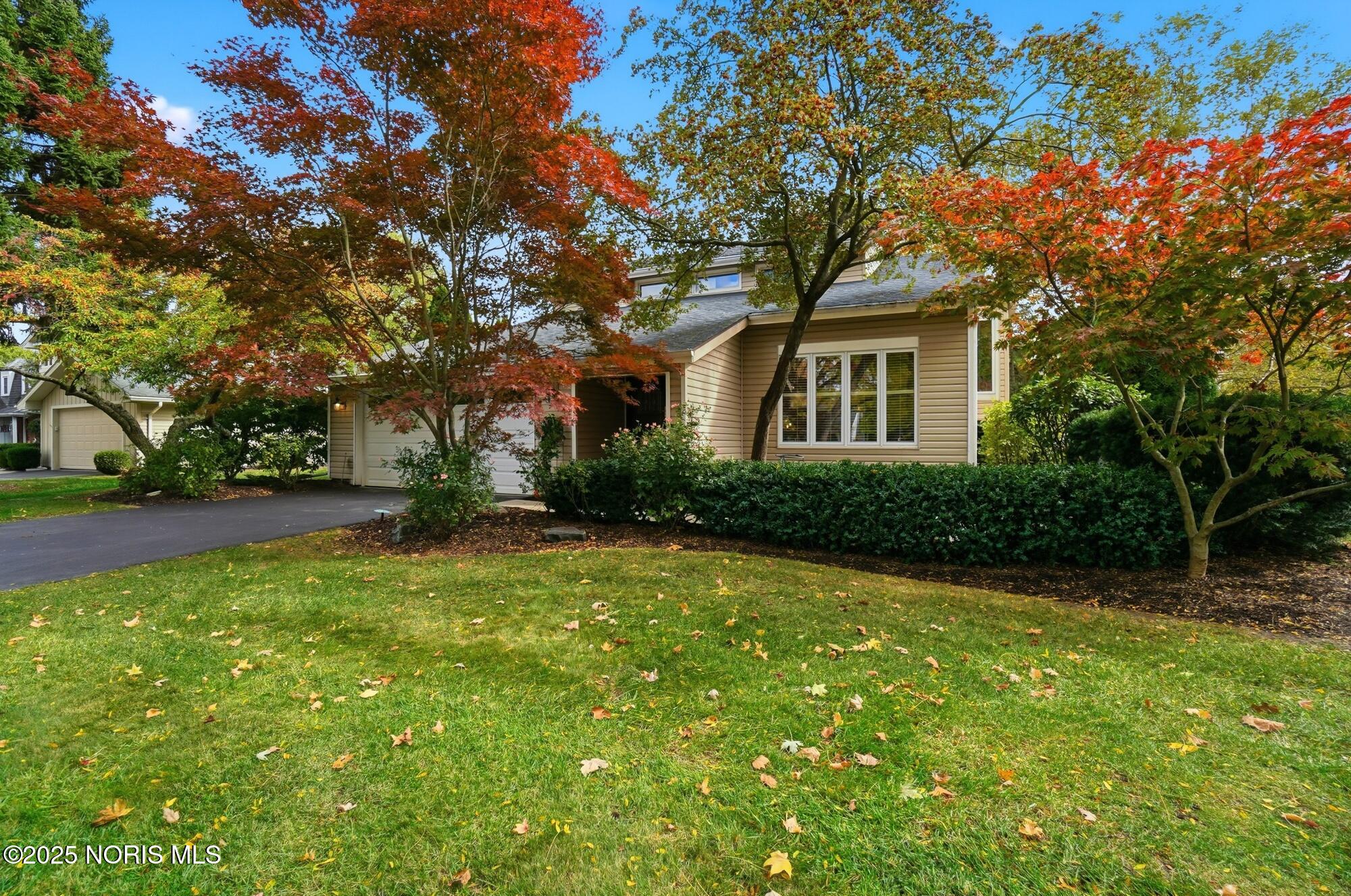 898 Mill Road Perrysburg, OH 43551 - Photo 2 of 47 004