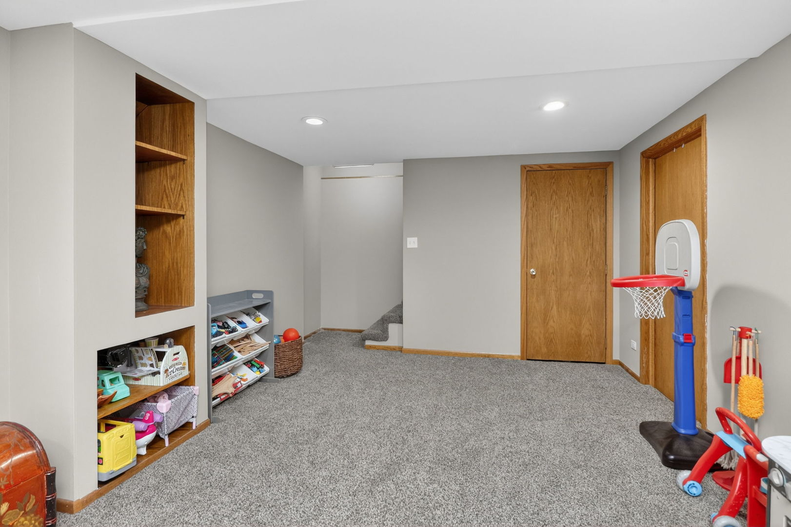 2123 Green Valley Road Darien, IL 60561 - Photo 21 of 30 a view of a room with toys and a window