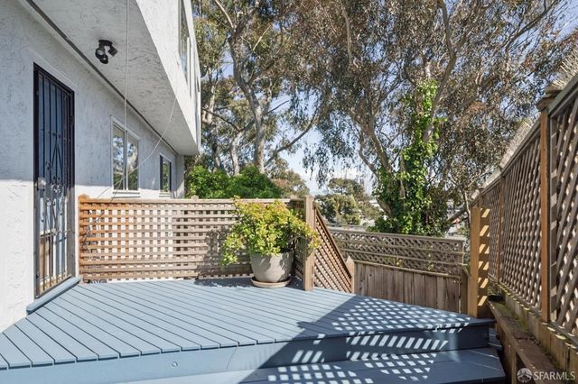 a view of entryway with patio