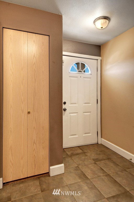 3224 21st Avenue West, Unit B Seattle, WA 98199 - Photo 14 of 17 an empty room with closet area