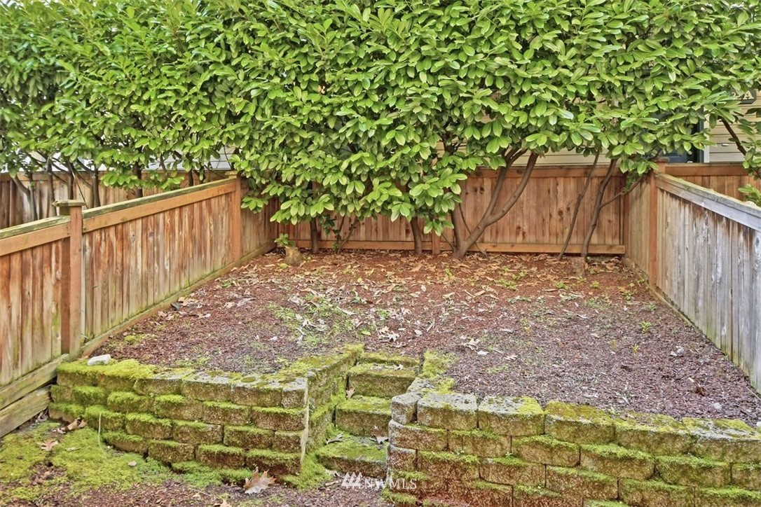 3224 21st Avenue West, Unit B Seattle, WA 98199 - Photo 16 of 17 a view of a backyard with wooden fence