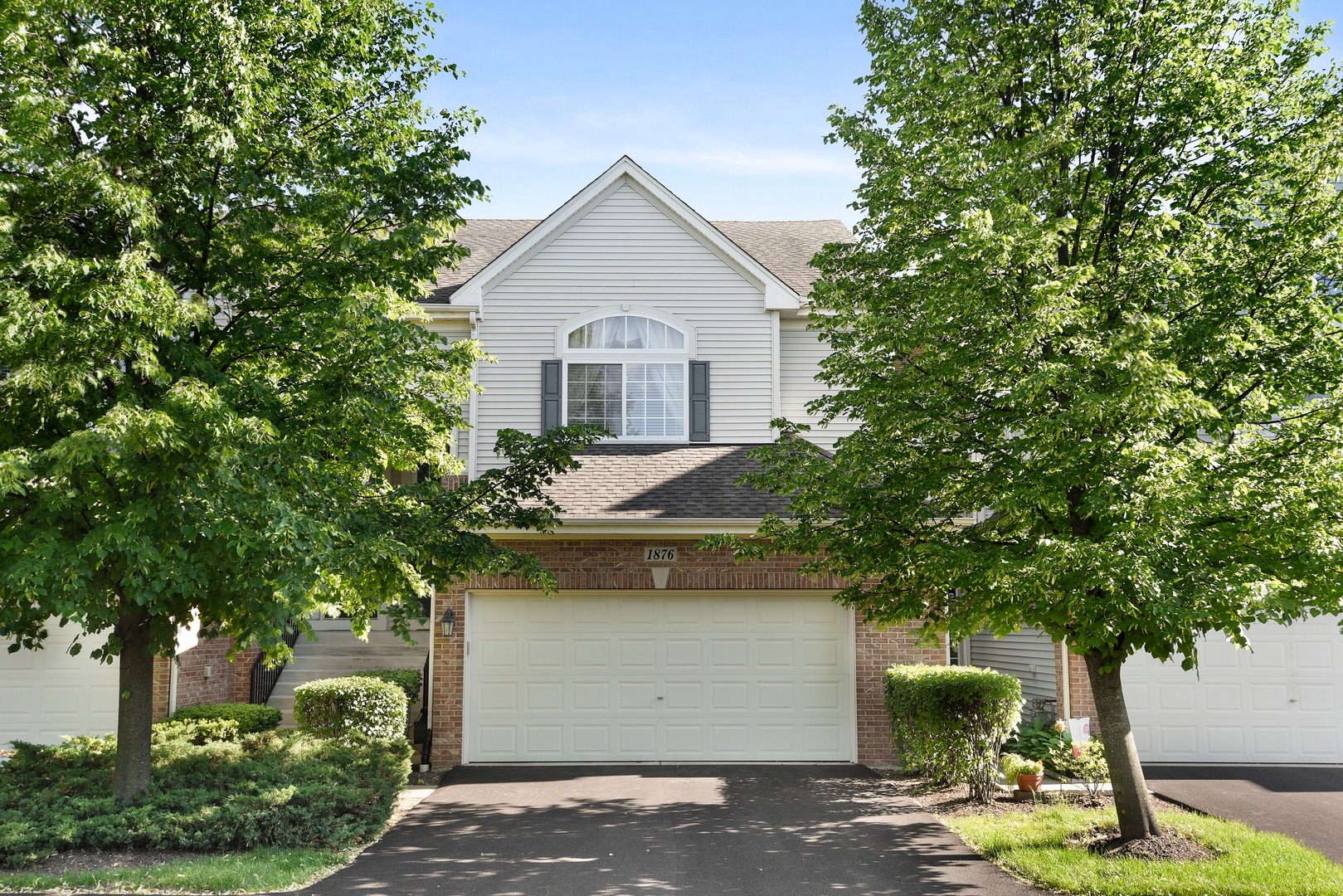 1876 Maureen Drive Hoffman Estates, IL 60192 - Photo 2 of 30
