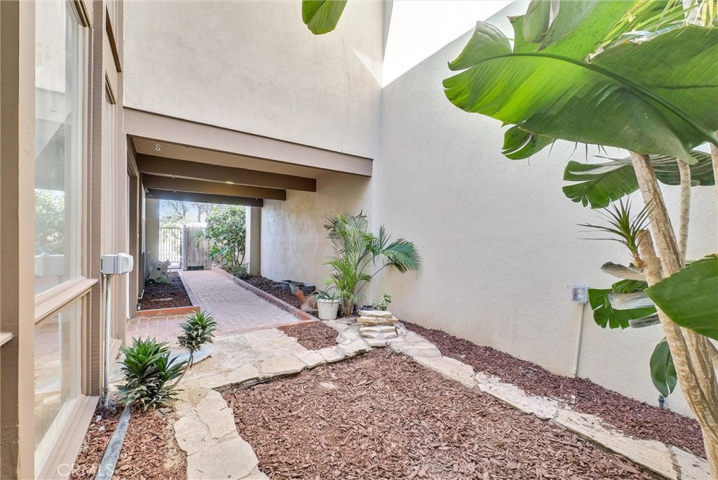 18 Meadowsweet Way Irvine, CA 92612 - Photo 47 of 66 a house view with a seating space