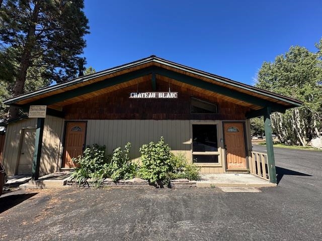 3199 Chateau Road, Unit 17 Mammoth Lakes, CA 93546 - Photo 12 of 23 a front view of a house