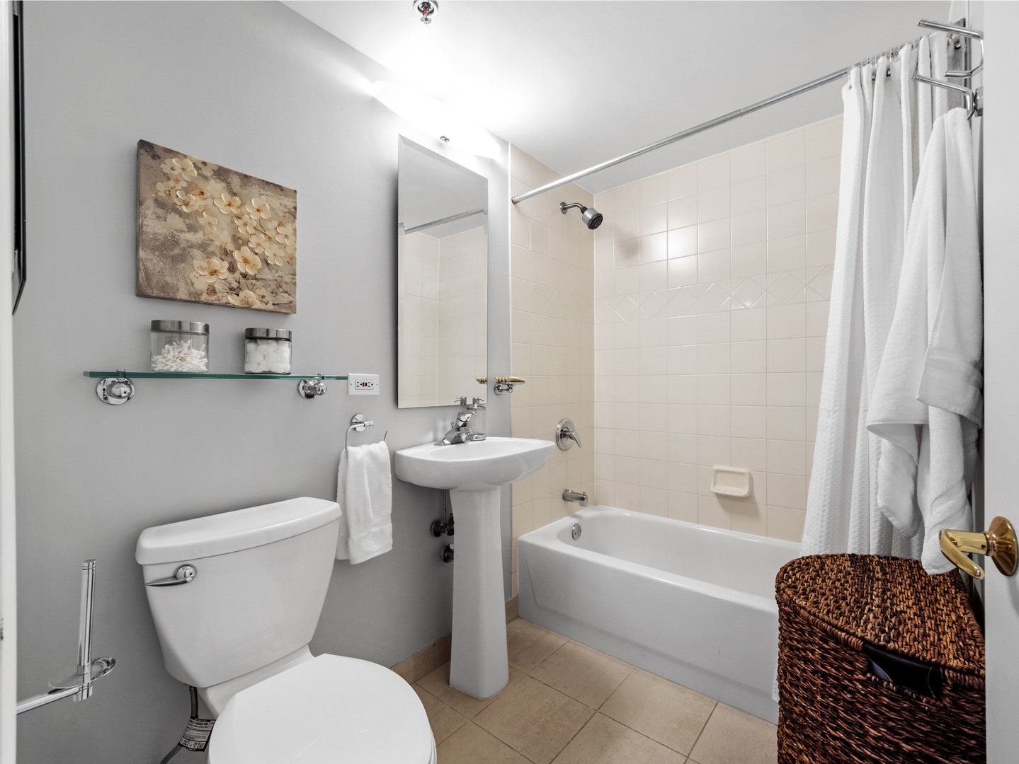 55 West Delaware Place, Unit 921 Chicago, IL 60610 - Photo 20 of 33 a bathroom with a toilet a sink and bathtub