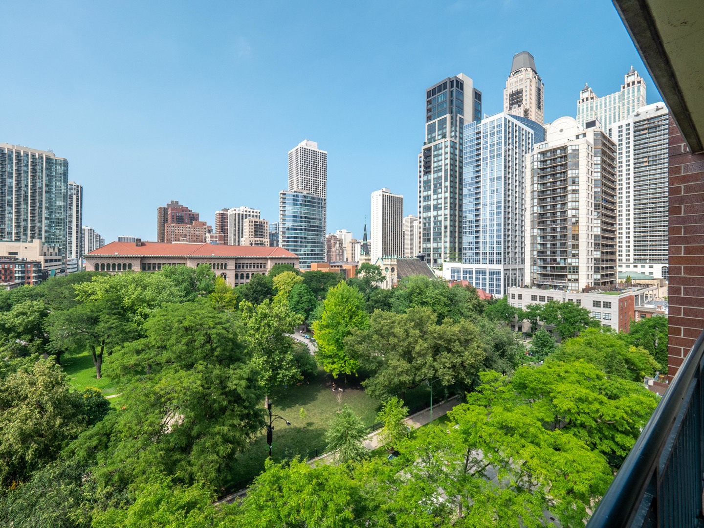 55 West Delaware Place, Unit 921 Chicago, IL 60610 - Photo 2 of 33 a close up of a multi story building