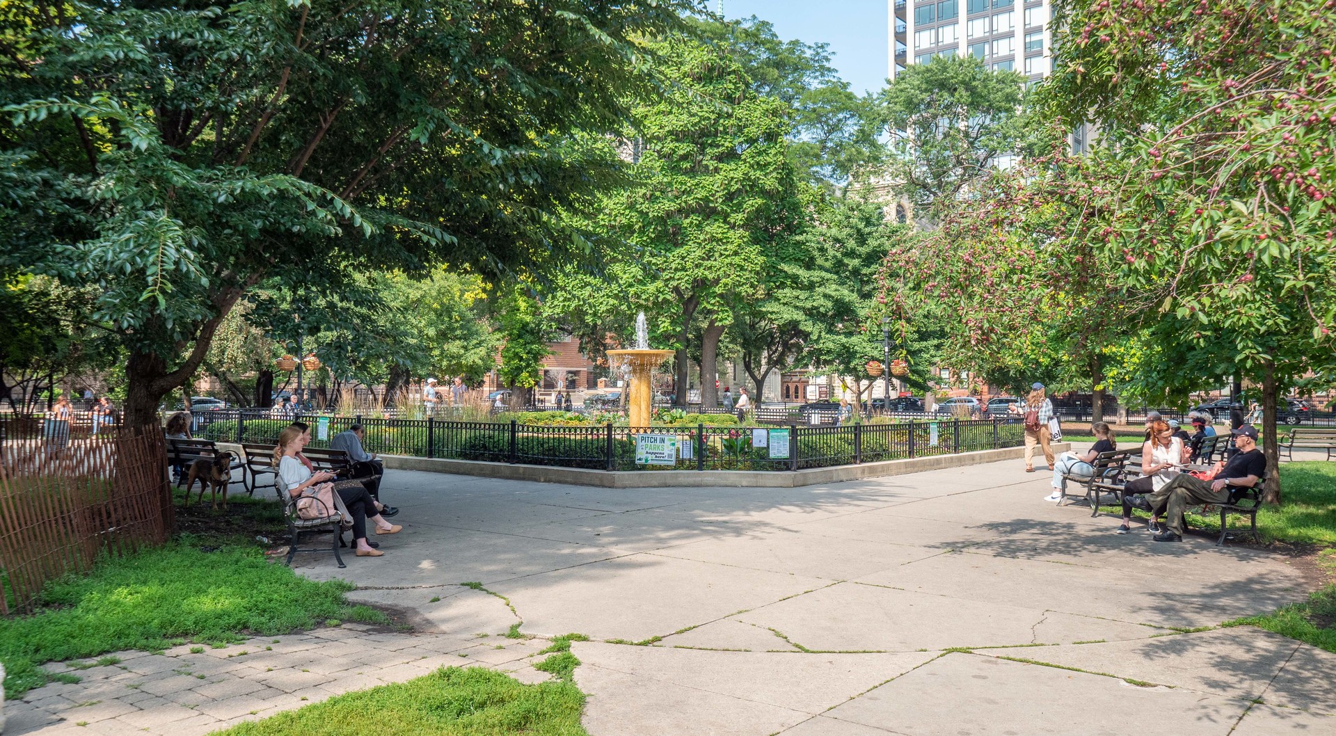 55 West Delaware Place, Unit 921 Chicago, IL 60610 - Photo 31 of 33 a garden with trees in front of it