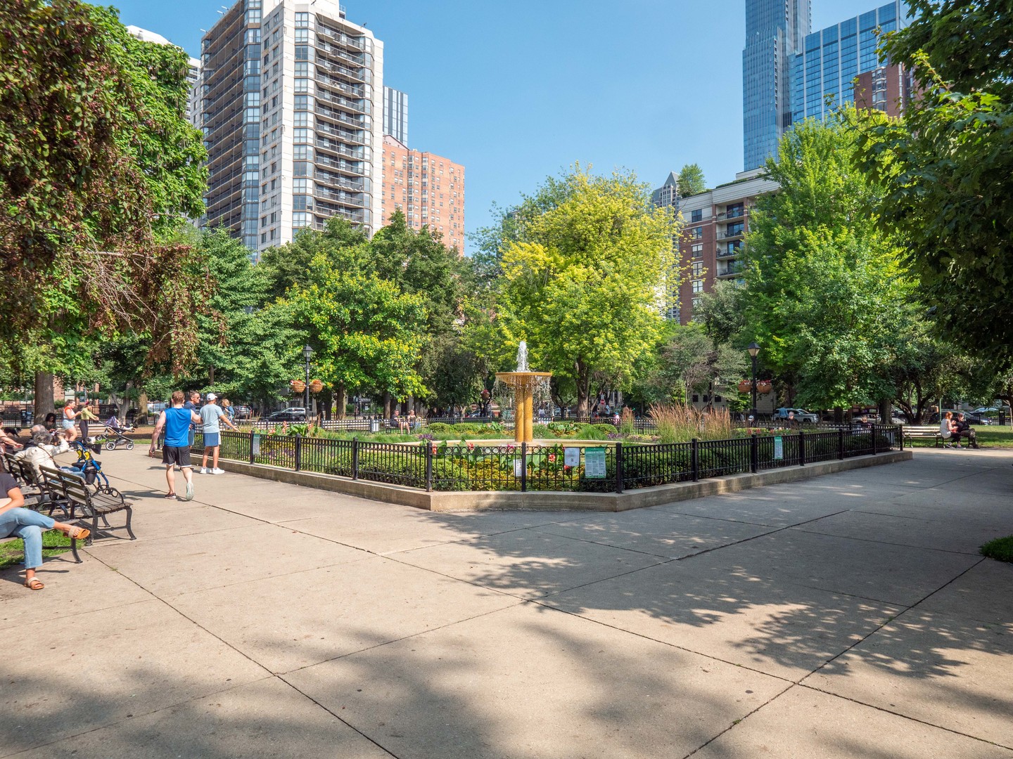 55 West Delaware Place, Unit 921 Chicago, IL 60610 - Photo 32 of 33 a view of a basketball court