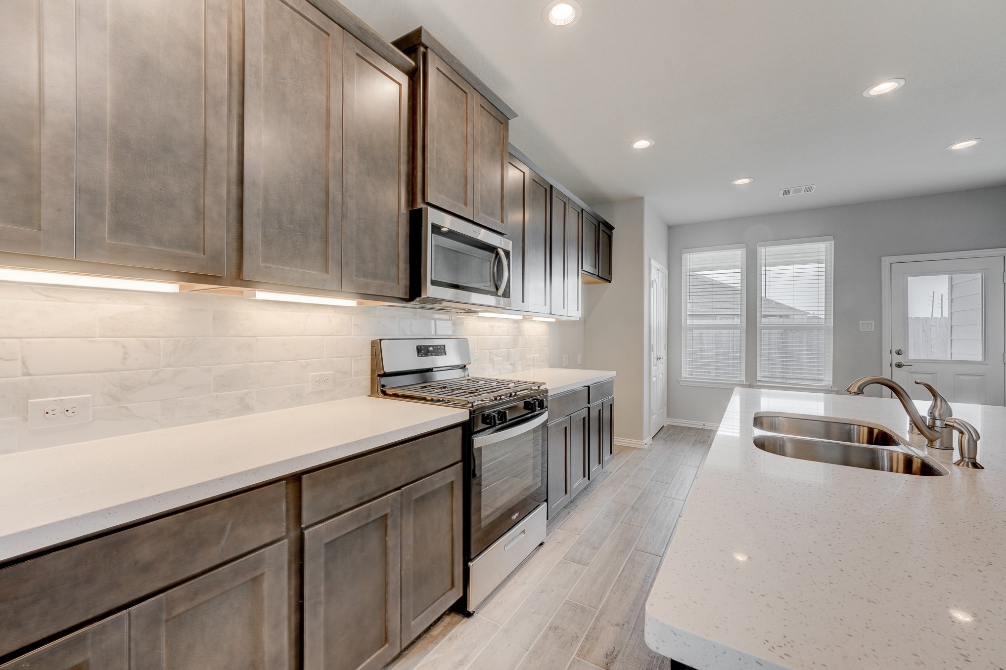10505 Stone Peak Drive Rosharon, TX 77583 - Photo 9 of 29 Features gas cooking