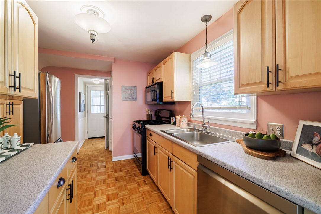 84 Sydenham Road Irondequoit, NY 14609 - Photo 10 of 31