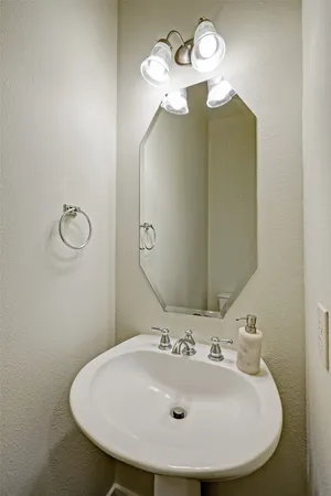 $2,900 | 5322 Nett Street, Unit C, Houston, TX 77007