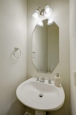 $2,900 | 5322 Nett Street, Unit C, Houston, TX 77007