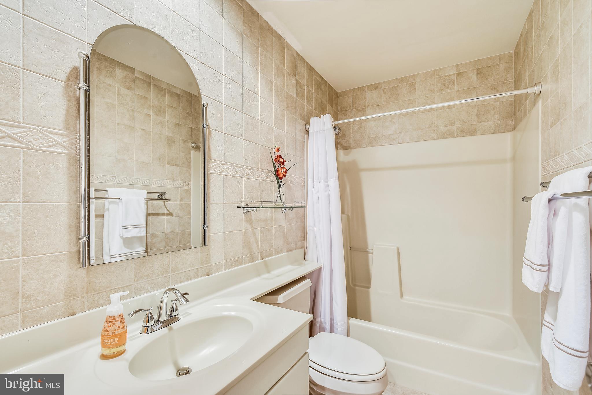 11553 Hemingway Drive Reston, VA 20194 - Photo 31 of 56 Upper Level Hall Bath