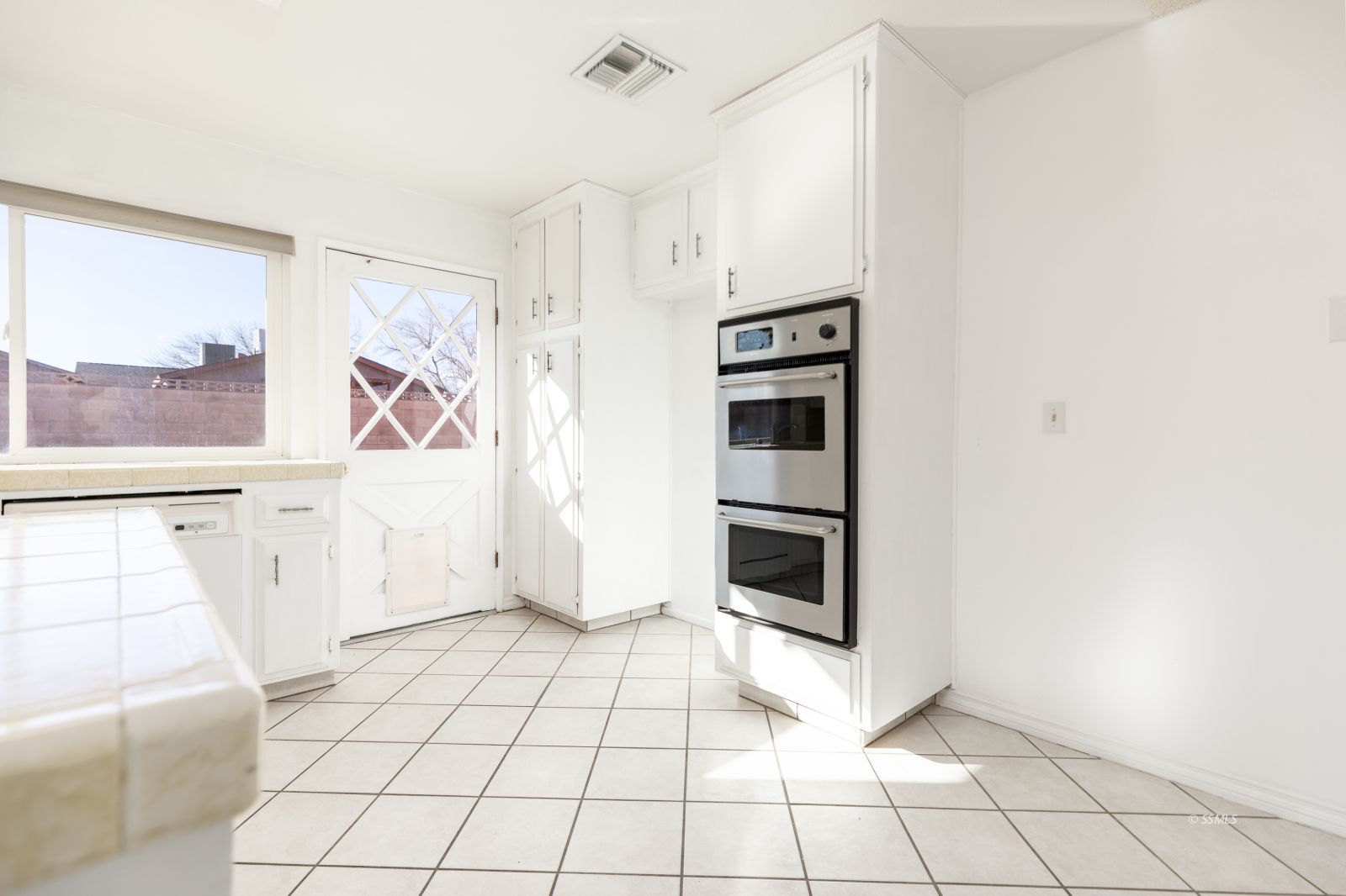 1225 North Erwin Street Ridgecrest, CA 93555 - Photo 11 of 27 a utility room with cabinets