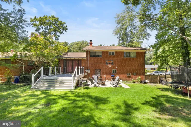 a view of a house with backyard