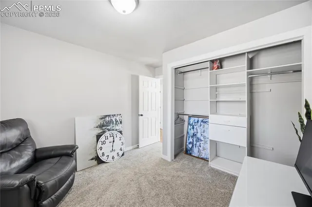 a view of livingroom with furniture and a ceiling fan