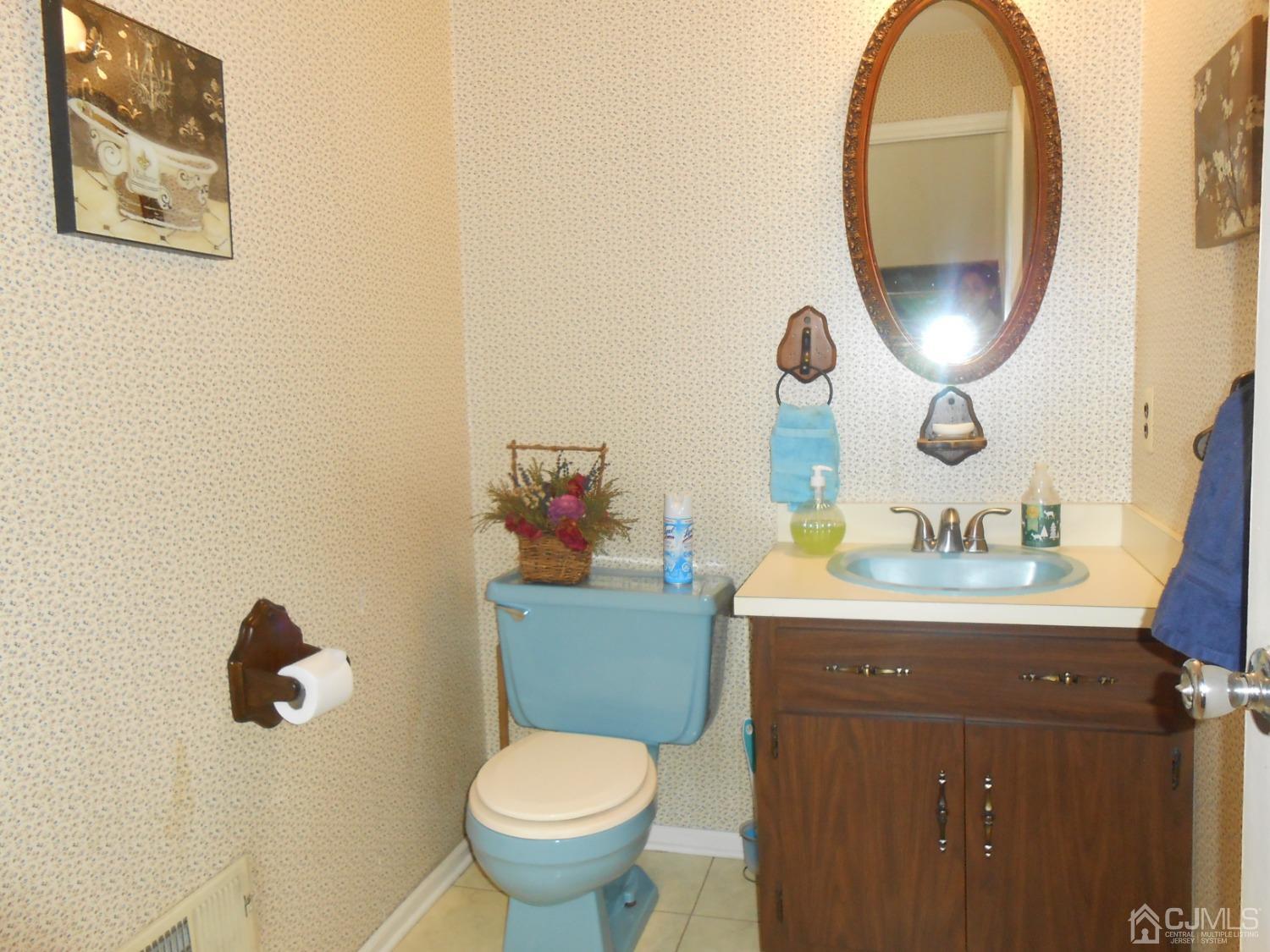 93 Pheasant Run Edison, NJ 08820 - Photo 7 of 24 a bathroom with a toilet a sink and mirror