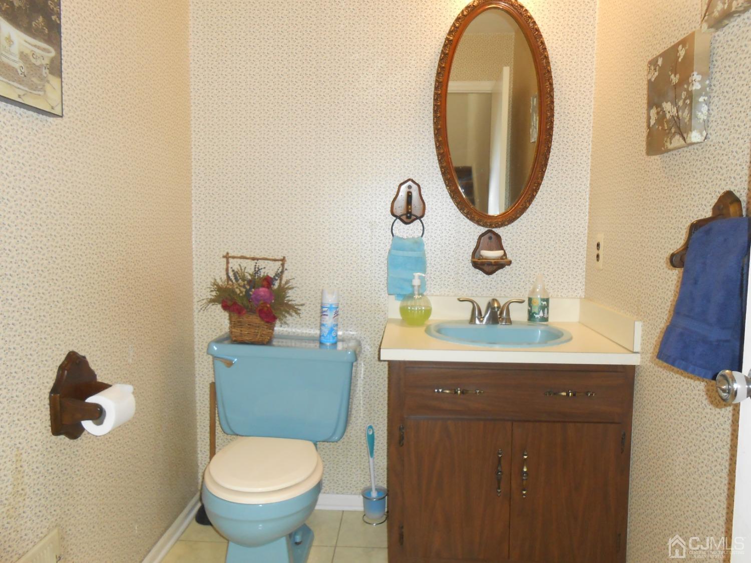 93 Pheasant Run Edison, NJ 08820 - Photo 8 of 24 a bathroom with a sink and a mirror
