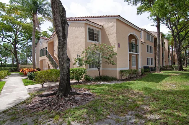 $2,500 | 1715 Village Boulevard, Unit 201, West Palm Beach, FL 33409