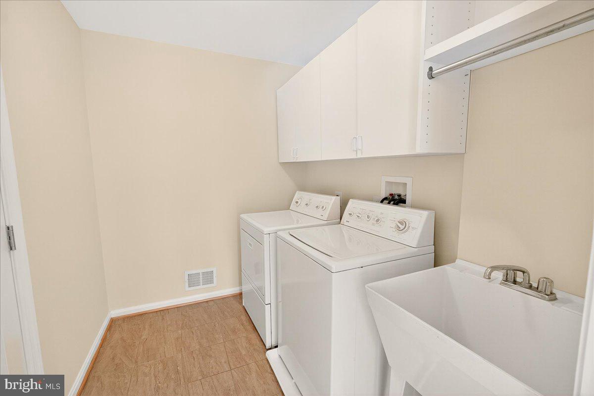 19332 Cissel Manor Drive Poolesville, MD 20837 - Photo 38 of 81 a utility room with dryer and washer