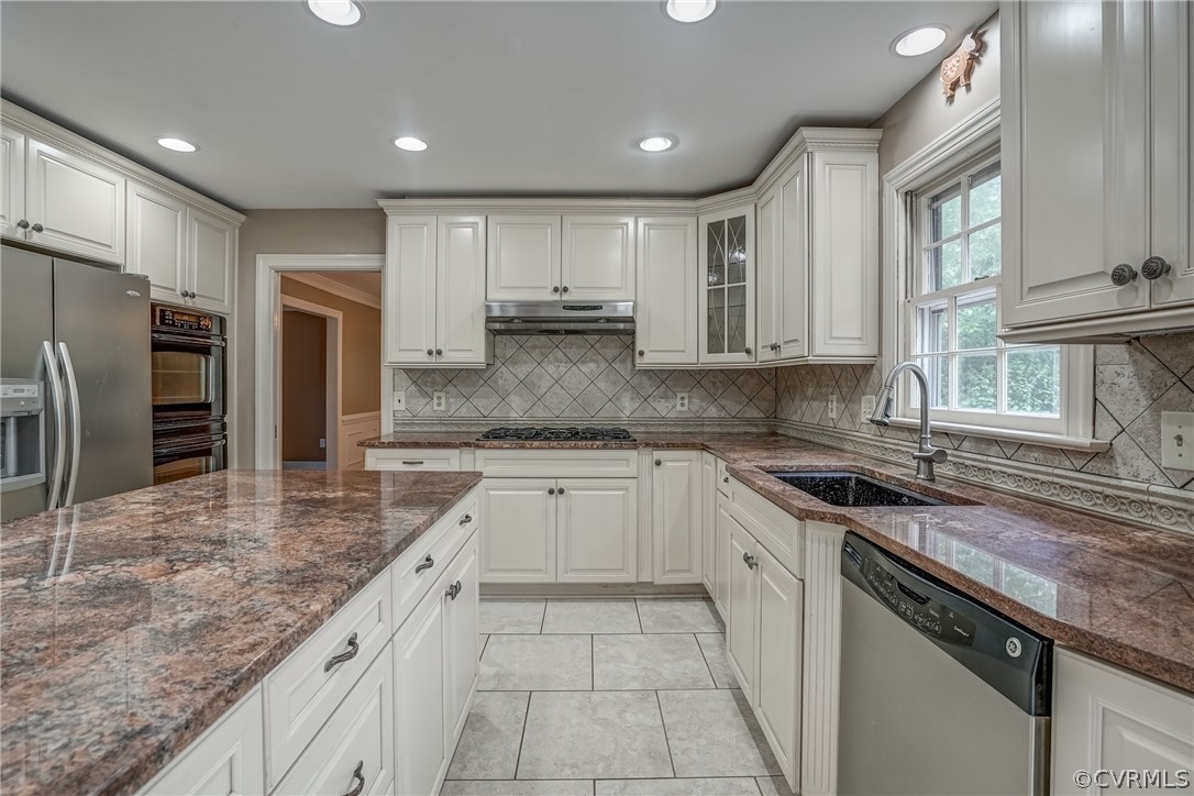 4051 Falstone Road Richmond, VA 23234 - Photo 25 of 50 a kitchen with stainless steel appliances granite countertop a sink stove and refrigerator