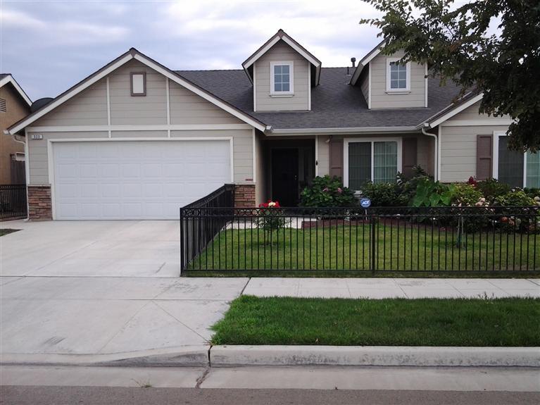 323 East Huntsman Avenue Reedley, CA 93654 - Photo 3 of 46 Gallery Image 3