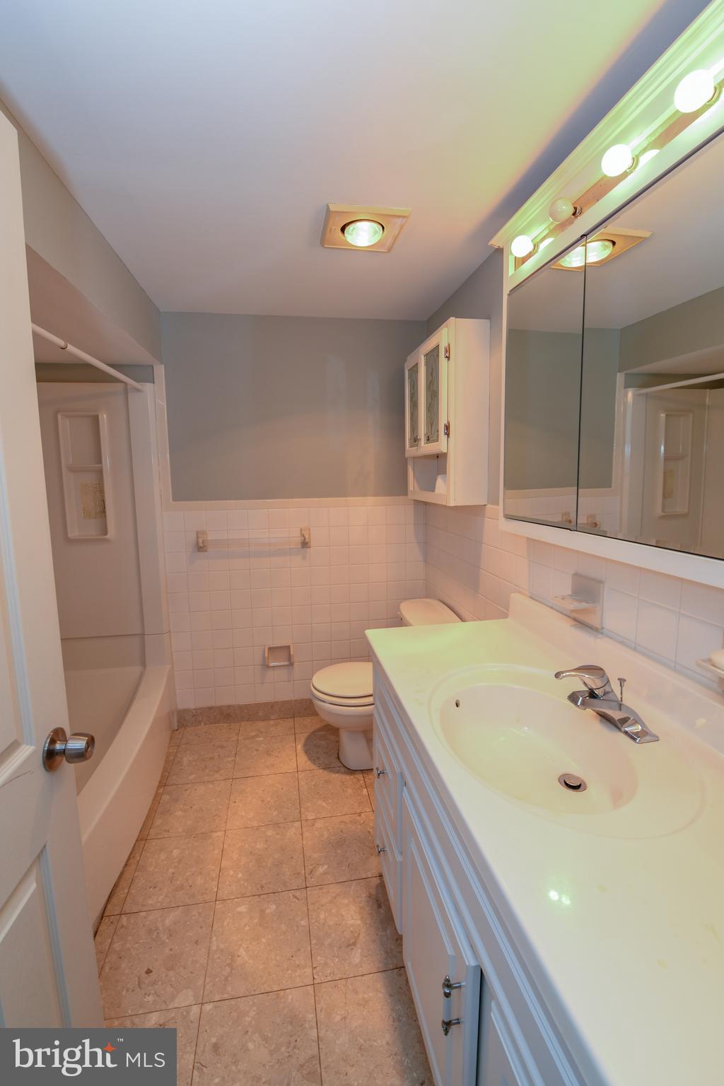 201 Surrey Road Southampton, PA 18966 - Photo 17 of 26 Hall Bath