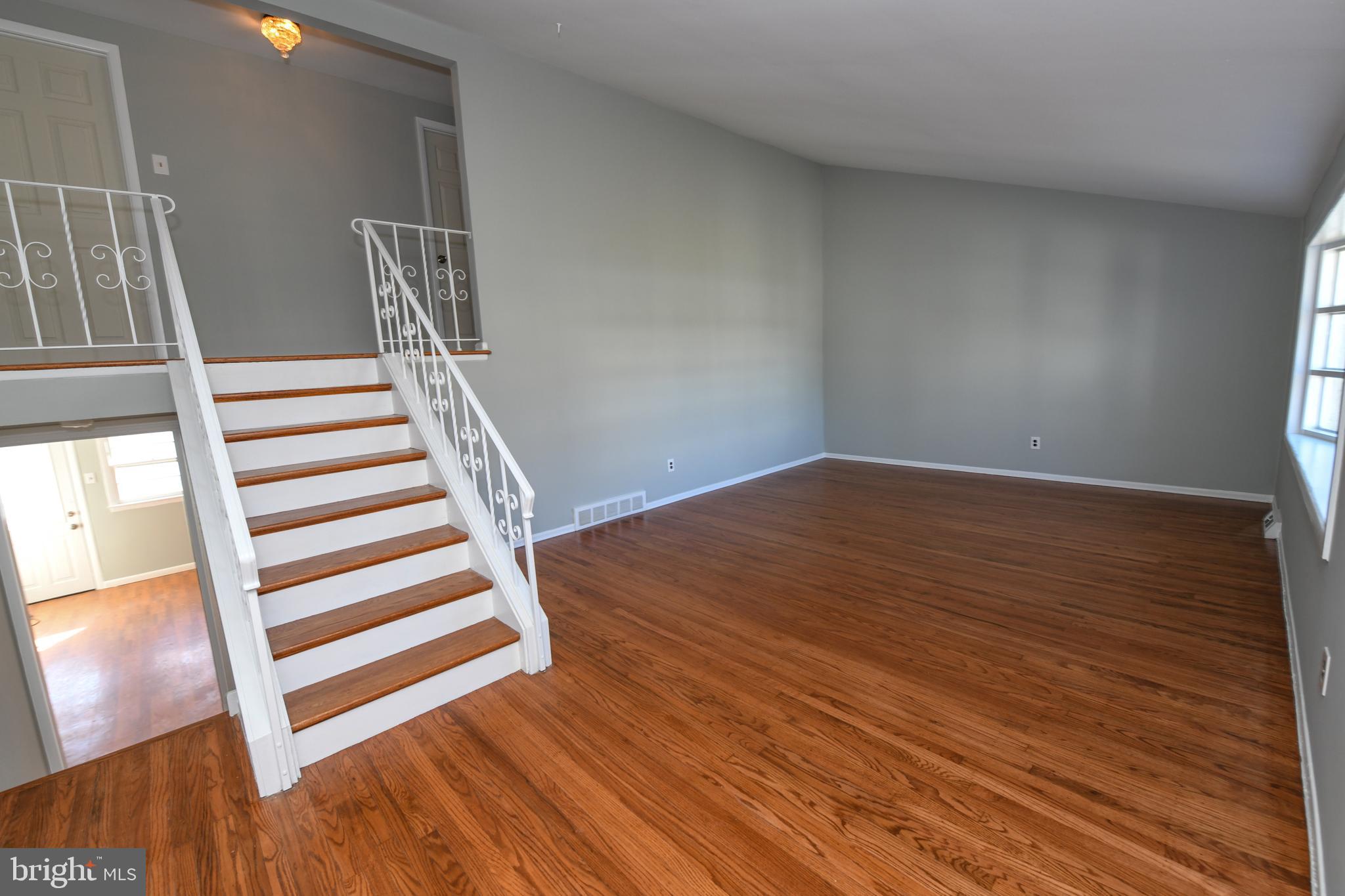 201 Surrey Road Southampton, PA 18966 - Photo 3 of 26 Main level great room with vaulted ceiling