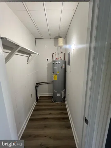 en empty room with windows and ceiling fan