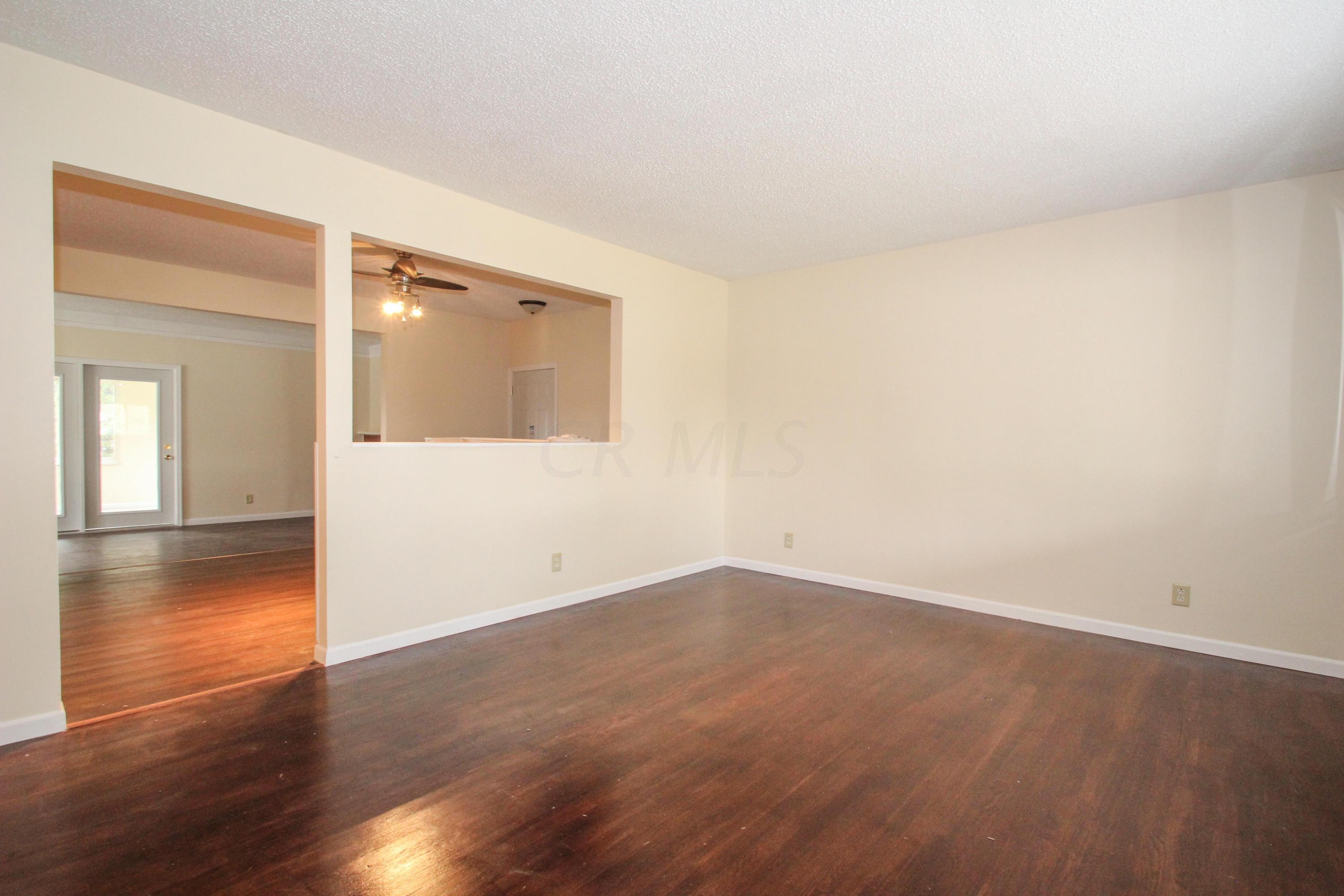 4835 Manitoba Road Columbus, OH 43229 - Photo 4 of 29 Gallery Image 4