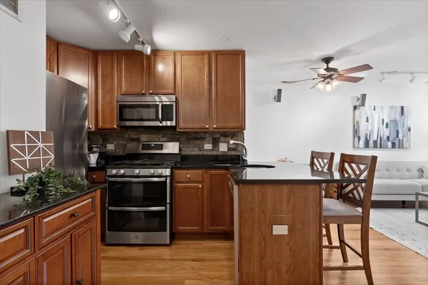 $284,500 | 1525 West Cullom Avenue, Unit G, Chicago, IL 60613