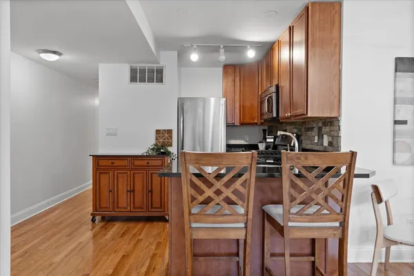 $284,500 | 1525 West Cullom Avenue, Unit G, Chicago, IL 60613