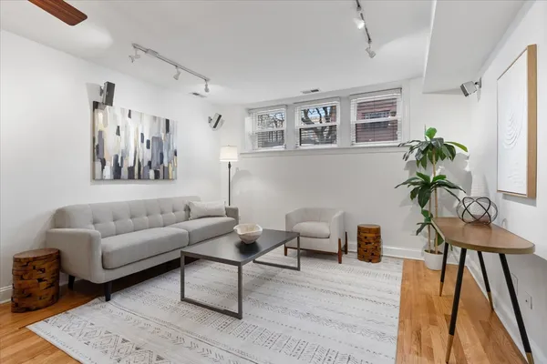 $284,500 | 1525 West Cullom Avenue, Unit G, Chicago, IL 60613