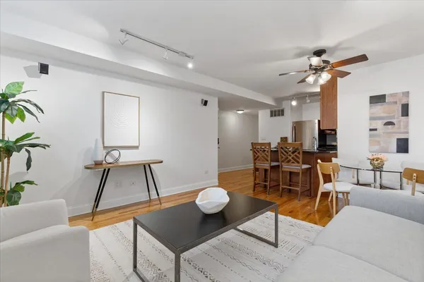 $284,500 | 1525 West Cullom Avenue, Unit G, Chicago, IL 60613