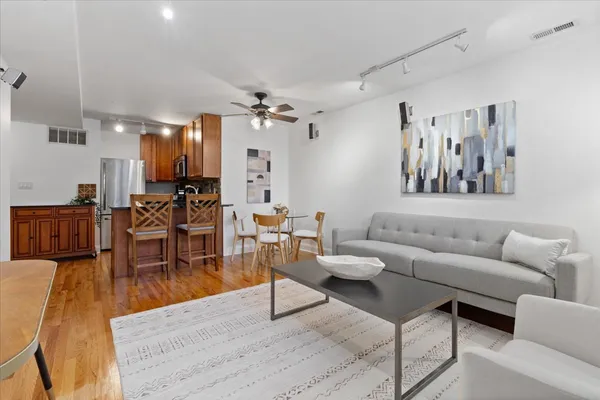 $284,500 | 1525 West Cullom Avenue, Unit G, Chicago, IL 60613