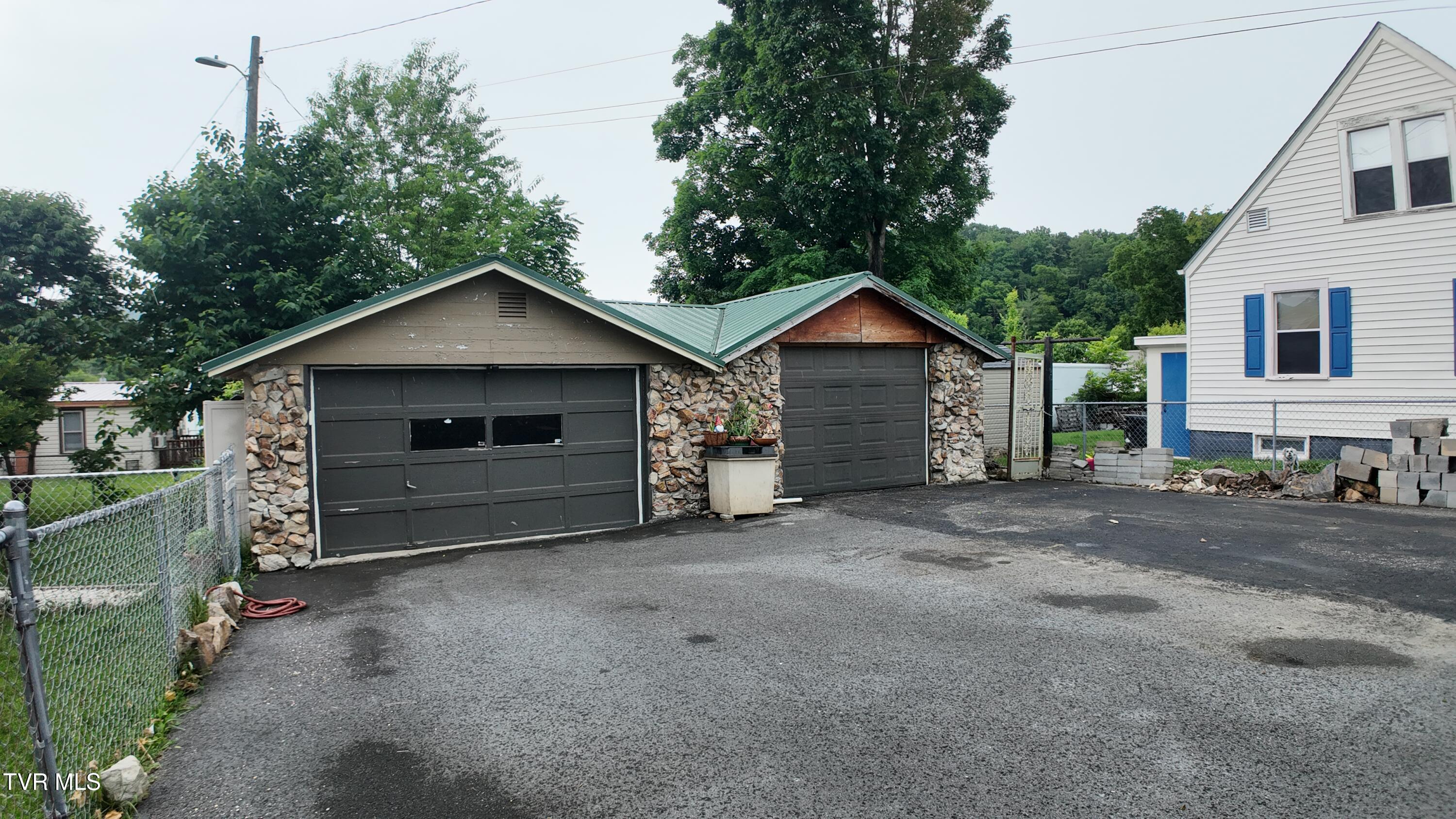 651 Broyles Avenue Erwin, TN 37650 - Photo 6 of 74 image00057