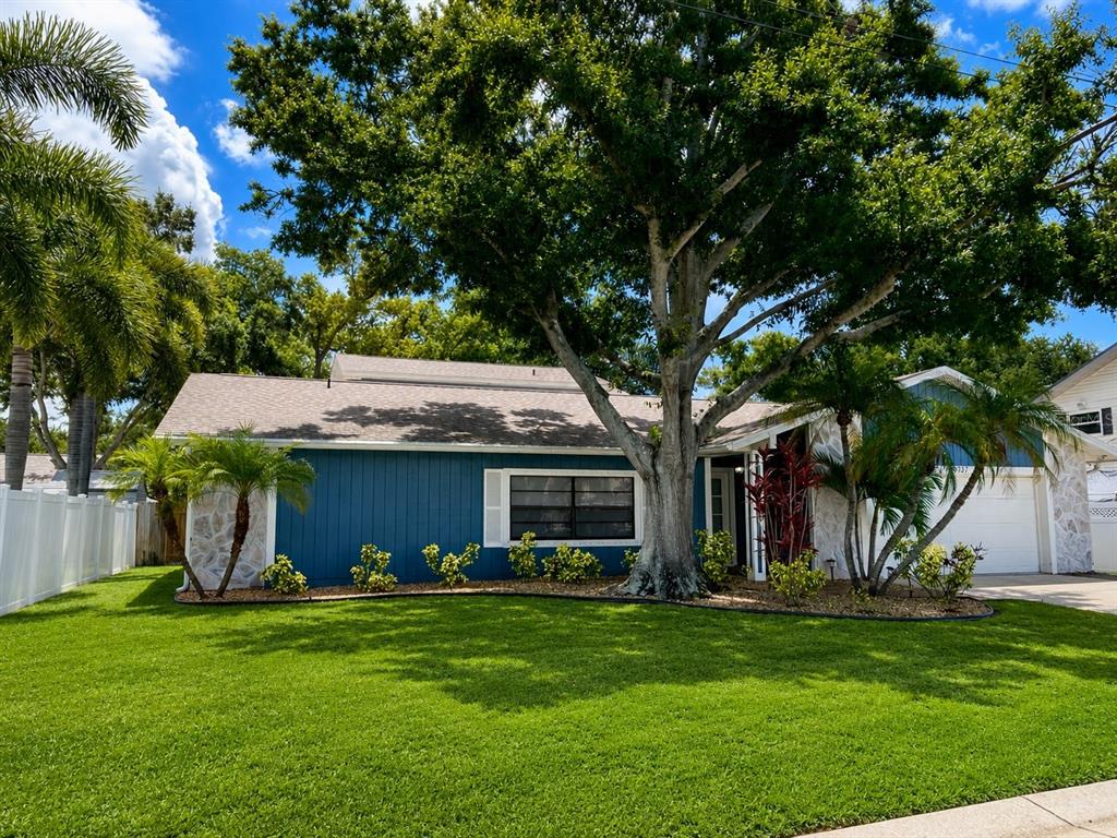 9737 135th Street Seminole, FL 33776 - Photo 5 of 57
