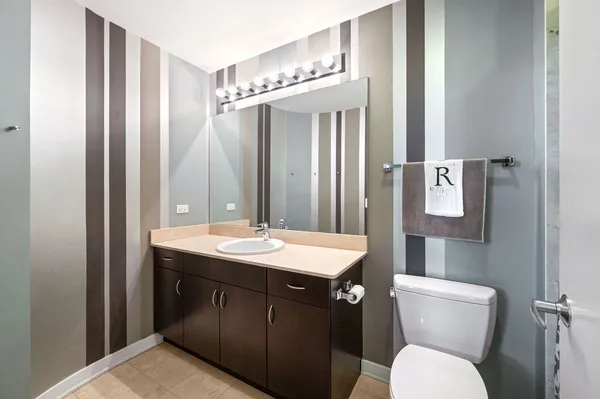 $585,000 | 303 West Ohio Street, Unit 2307, Chicago, IL 60654