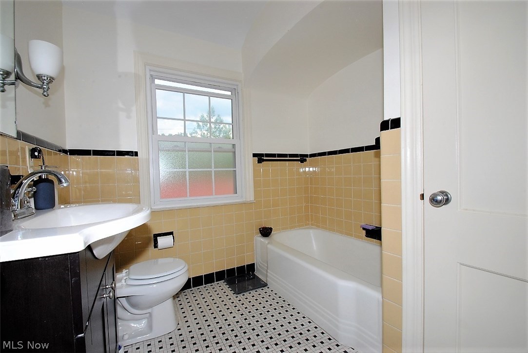 2555 Milton Road Cleveland, OH 44118 - Photo 11 of 14 Full Bath