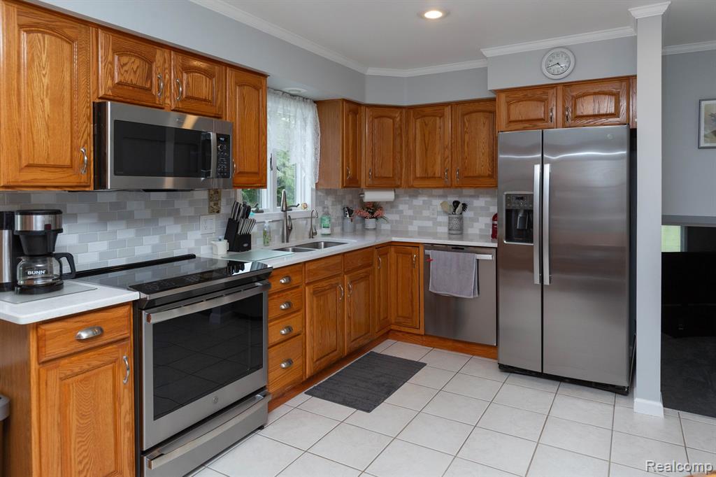 9026 Woodside Road Northville, MI 48167 - Photo 6 of 56