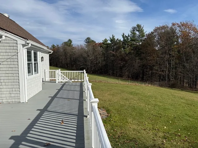 a view of a house with backyard