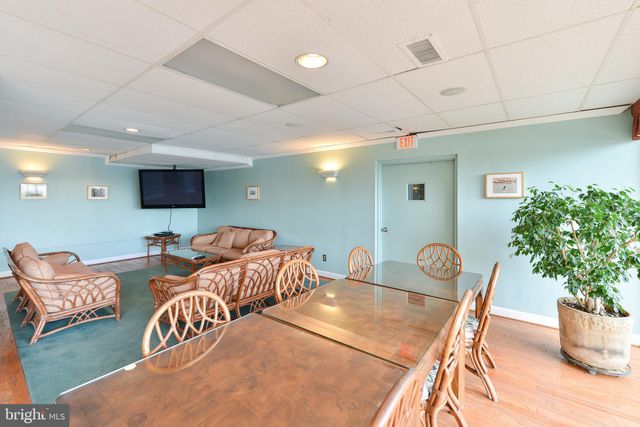 $415,000 | 501 Slaters Lane, Unit 415, Alexandria, VA 22314