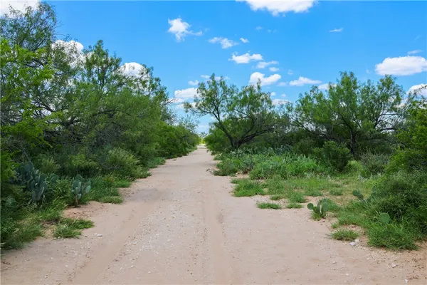 $7,269,000 | 767 Toquiny Lane, Carrizo Springs, TX 78834