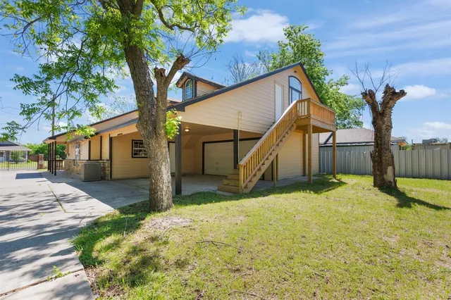 a view of backyard with a tree