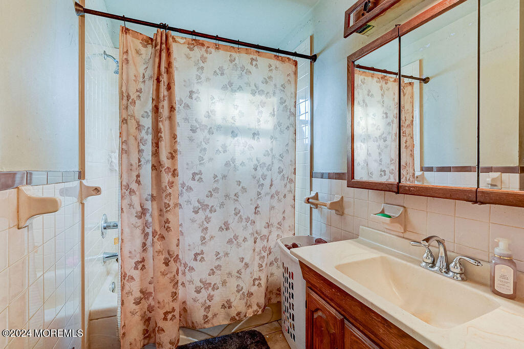 208 Middle Road Hazlet, NJ 07730 - Photo 16 of 31 208_middle_road_018