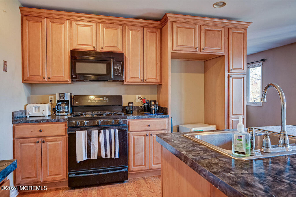 208 Middle Road Hazlet, NJ 07730 - Photo 21 of 31 208_middle_road_023