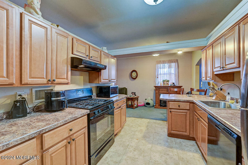 208 Middle Road Hazlet, NJ 07730 - Photo 8 of 31 208_middle_road_009