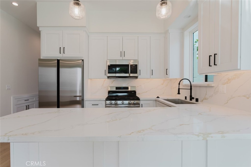 6329 Ranchito Avenue Van Nuys, CA 91401 - Photo 11 of 31