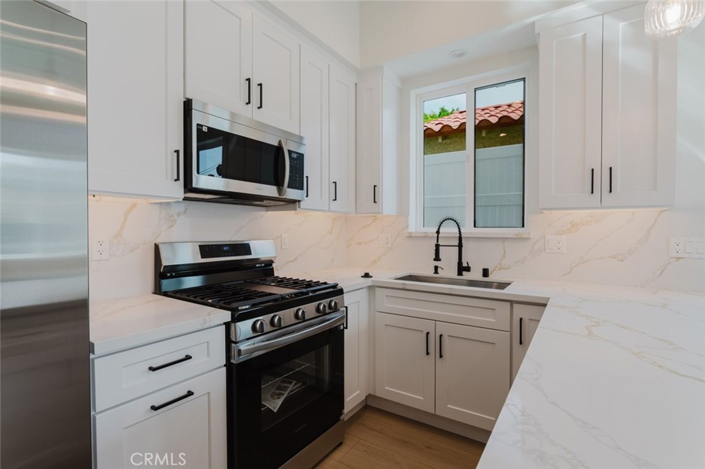 6329 Ranchito Avenue Van Nuys, CA 91401 - Photo 10 of 31