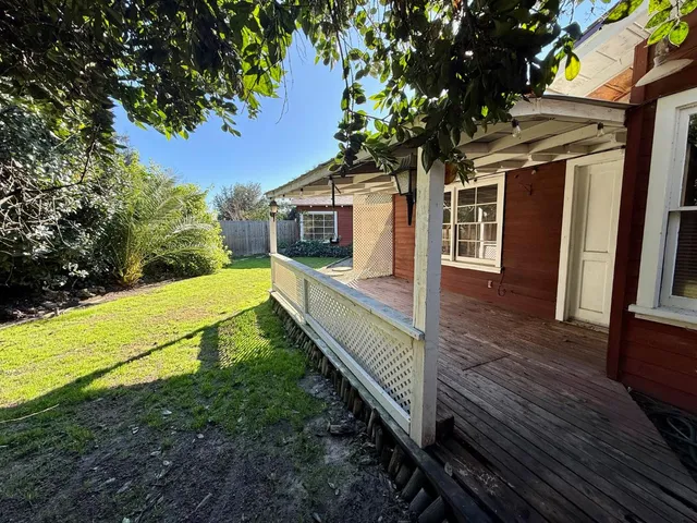 a view of a house with backyard